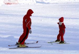 Pierwsze kroki dziecka na stoku narciarskim - praktyczne wskazówki